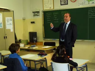 El alcalde y los concejales de Pozuelo explican a los escolares los detalles de su trabajo