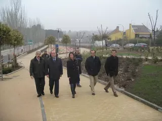 El alcalde visita la recta final de las obras de la nueva zona verde del Eje de Carlos III
