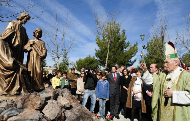 El cardenal Rouco Varela bendice el conjunto escultórico de la Sagrada Familia