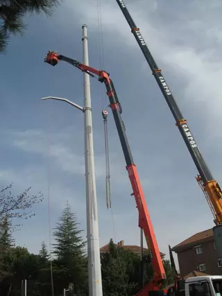 Se desmantela la línea eléctrica aérea a su paso por la Avenida de Europa