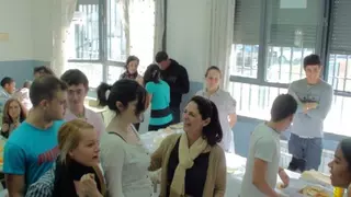 Adrados visita el Centro de Educación de Personas Adultas, la UNED y la Escuela Oficial de Idiomas del  municipio