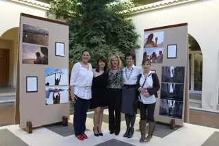 El Ayuntamiento acoge Emociones, una exposición para transmitir las sensaciones de las mujeres enfermas de Cáncer de Mama