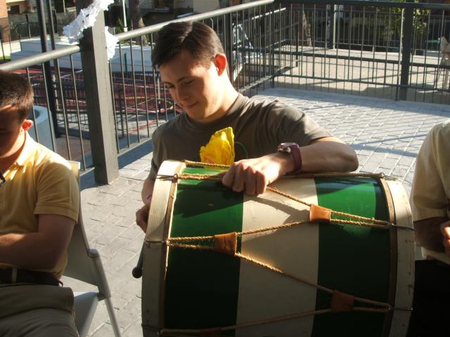Los participantes del Espacio para el Ocio Pozuelo celebran la Feria de abril con juegos, música y baile
