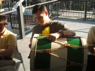 Los participantes del Espacio para el Ocio Pozuelo celebran la Feria de abril con juegos, música y baile
