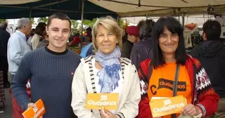 Ciudadanos (Cs) de Pozuelo de Alarcón visita el mercadillo de Pozuelo para darse a conocer entre los vecinos