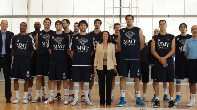 La candidata del PP a la Alcaldía de Pozuelo de Alarcón ha visitado el entrenamiento del Real Madrid de Baloncesto en Valle de las Cañas