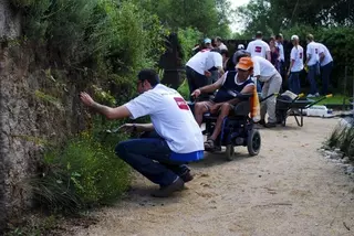 Voluntarios y adultos con discapacidad crean un jardín vertical en Pozuelo de Alarcón
