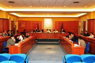 Adrados anuncia un primer paquete de medidas que ahorrará cerca de un millón de euros