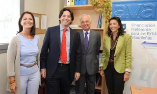 Percival Manglano y Paloma Adrados visitan la delegación de Avalmadrid en Pozuelo de Alarcón