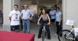 La alcaldesa entrega los premios a los ganadores y participantes de la XXXIII edición de la Fiesta de la Bicicleta
