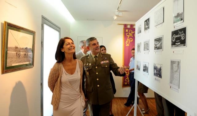 La alcaldesa presenta la exposición fotográfica sobre la historia viva del Regimiento de Transmisiones Número 22 de Pozuelo de Alarcón