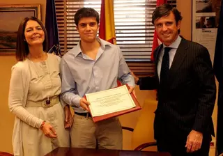 La alcaldesa entrega la beca de Excelencia Académica  de la UFV a un estudiante de Pozuelo
