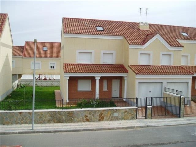 Precioso chalet pareado. De 350m2 de jardín y 220m2 construidos. A 14km de Toledo. Cocina totalmente te amueblada con electrodoméstico años amueblados. Urb tranquila junto al pueblo.