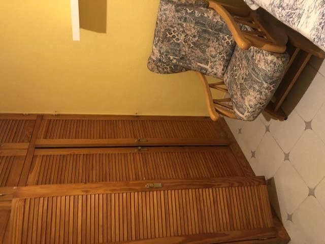 Alquilo habitación pequeña para una persona (solo chicos). Que sea un persona limpia y ordenada. 
El piso se encuentra en el casco antiguo, a 3 mins  de la parada de buses y 5mins a la del metro ligero de Boadilla centro. En casa somos 3 yo mi compañero y mi hijo.