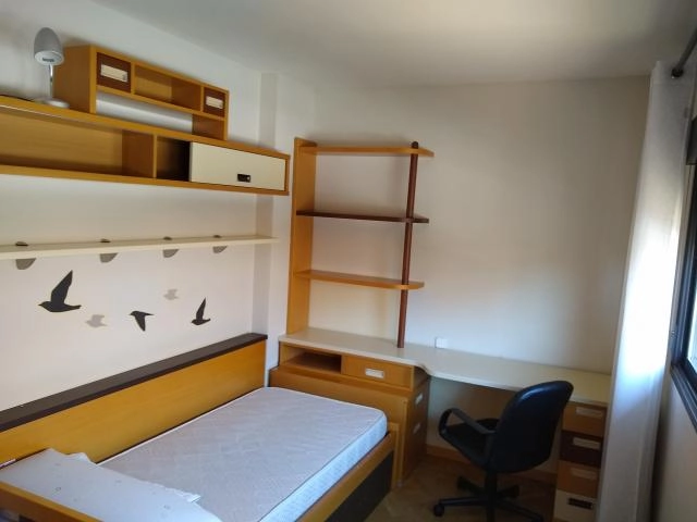 Se alquilan tres habitaciones en una casa compartida con otra persona.
La casa tiene tres habitaciones y dos cuartos de baño, amplia cocina compartida y salón, con un jardín.
Las habitaciones estan en buenas condiciones, son luminosas y WiFi incluido. Gastos incluido.