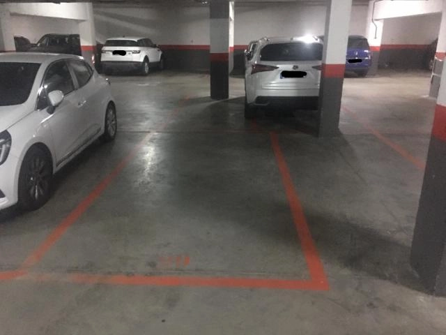 Se vende plaza de garaje grande para todoterreno o monovolumen, con fácil acceso y muy bien situada.
