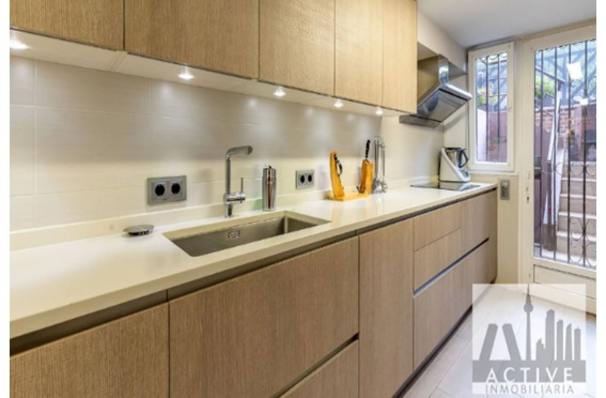Chalet pareado en venta en calle Mar Adriático