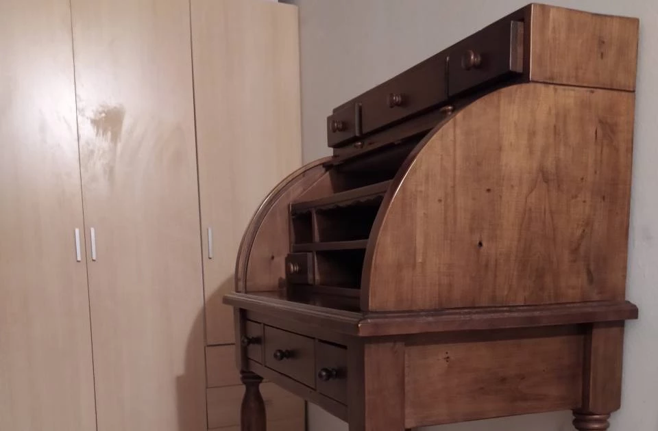 Vendo escritorio de madera maciza estilo colonial rústico