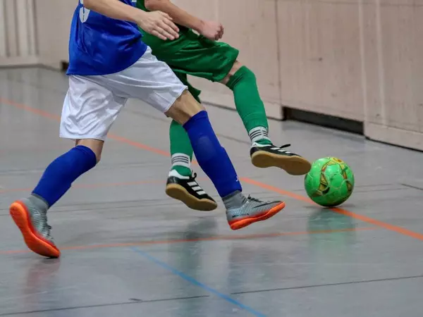 Jugar partidos de fútbol sala