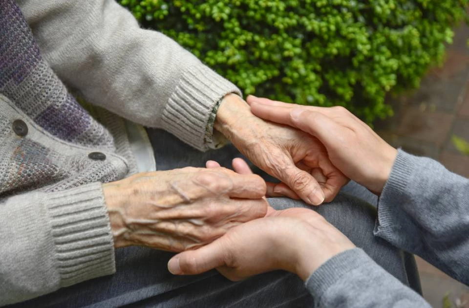 TRABAJO DOMÉSTICO O CUIDANDO PERSONAS MAYORES 
