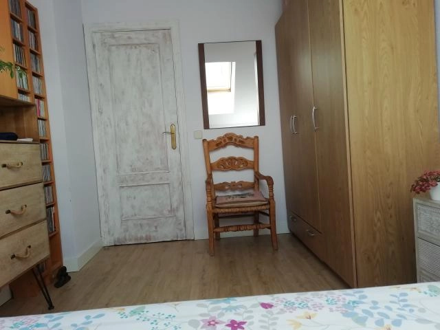 Se alquila habitación amplia y