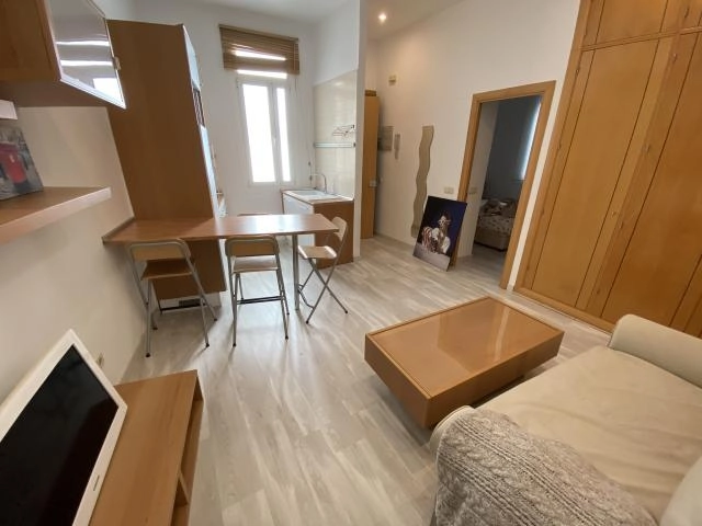 Precioso apartamento muy luminoso y silencioso muy reformado.
A 50 metros de metro tribunal y a 200 de gran vía.
Situado en calle san vicente Ferrer ,9