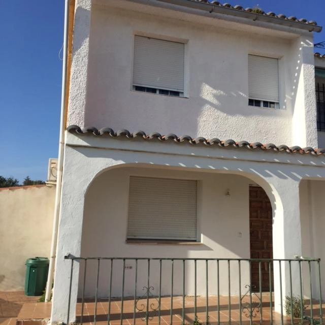 Casa de verano con piscina y a pocos metros del Embalse de Cazalegas. Se encuentra a una hora aproximadamente de Boadilla del Monte. Ideal para fines de semana y vacaciones. Urbanización con seguridad privada las 24 horas.